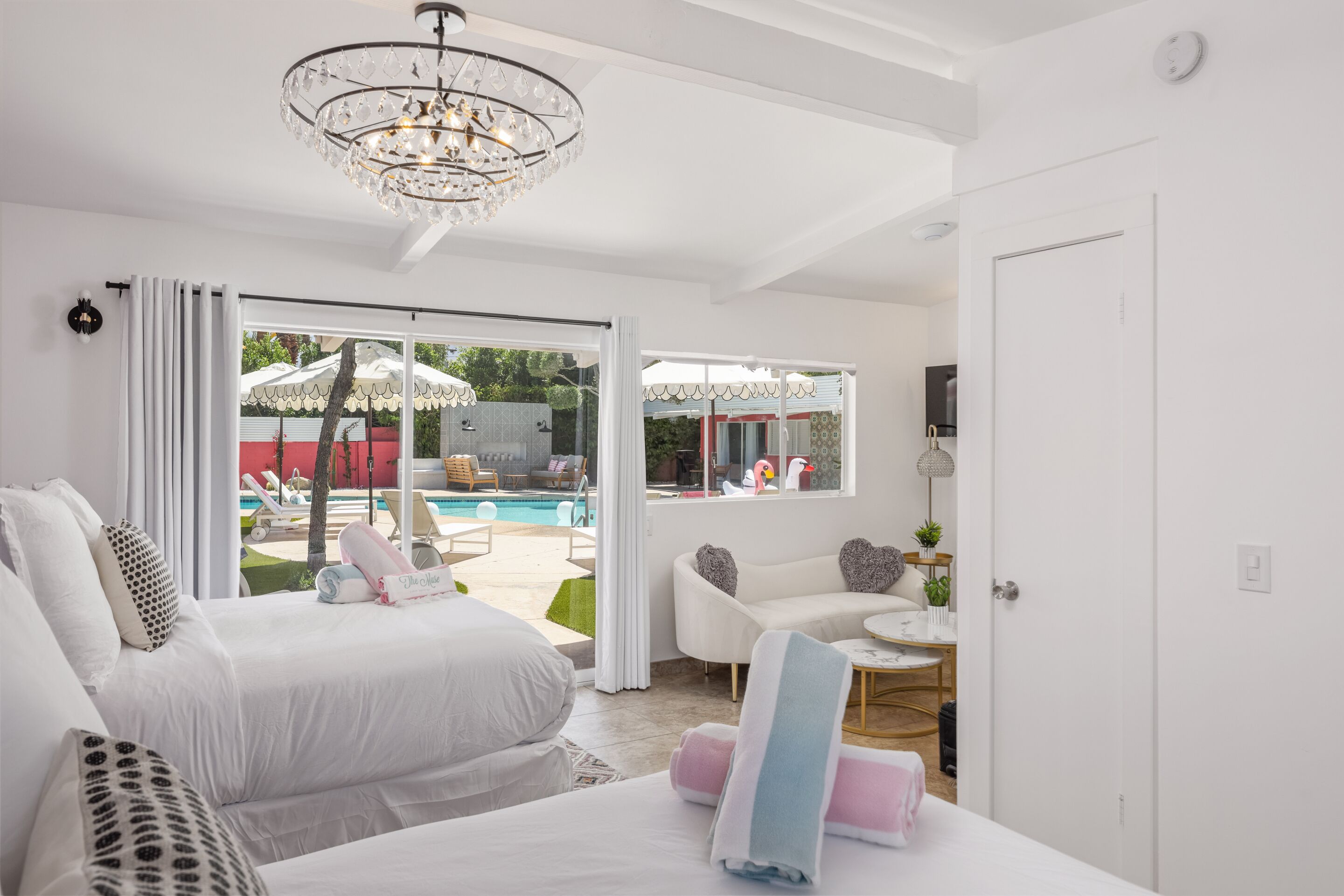 Studio Premium, có phòng tắm riêng, quang cảnh hồ bơi (Room 4: The Kate Suite) | Nệm có lớp đệm bông, két bảo mật tại phòng 