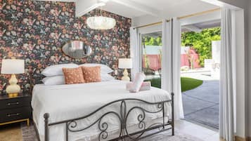 Colchones con pillow-top y caja de seguridad en la habitación