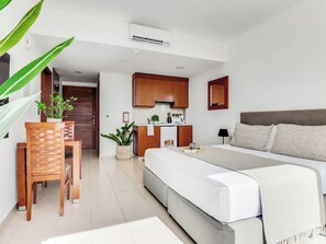 Studio, Mehrere Schlafzimmer, Terrasse | Wohnzimmer
