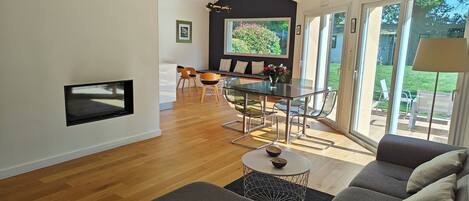 تلفزيون ذكي، مدفأة، كُتُب، ستيريو