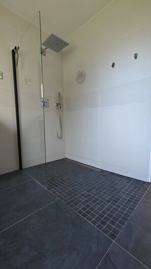 Douche, sèche-cheveux, serviettes fournies, savon