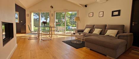 Smart TV, fireplace, books, stereo