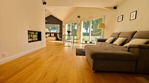 Smart-TV, Kamin, Bücher, Stereoanlage