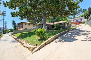 Property grounds - Highland Park house in prime location for city experiences. Pet Friendly (Los Angeles)