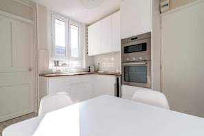 Coffee/tea maker, fridge, microwave, oven