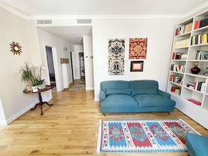 Apartment | Living area | 35-cm TV with digital channels