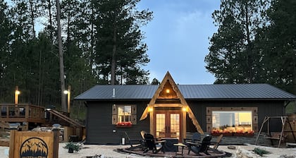 2 King beds, huge deck at a picturesque chalet