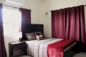 3 bedrooms, desk, iron/ironing board, travel crib