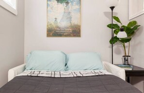 2 quartos, escrivaninha, ferros/tábuas de passar roupa