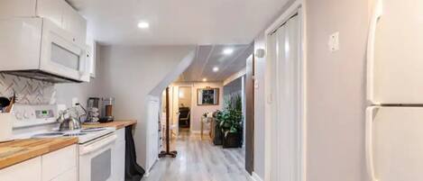 Jääkaappi, mikroaaltouuni, uuni, liesi