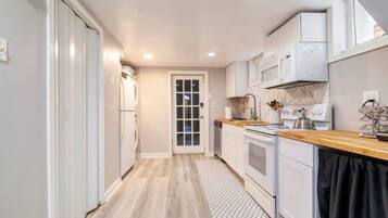 Frigorífico, microondas, horno y placa de cocina