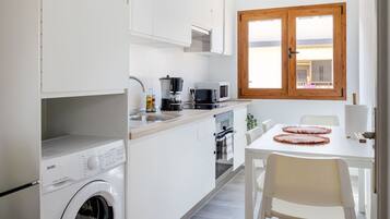 Fridge, microwave, oven, coffee/tea maker