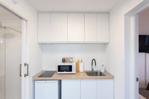 Kjøleskap, mikrobølgeovn, kokeplater og kaffetrakter/tekoker