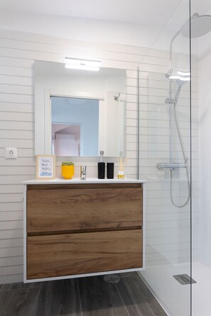 Dusj, hårføner og håndklær