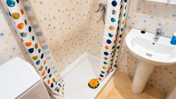 Douche, sĂšche-cheveux, serviettes fournies