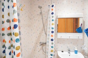 Douche, sèche-cheveux, serviettes fournies
