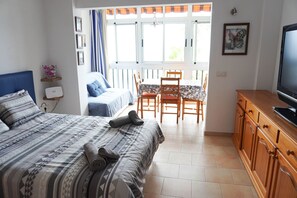 Tabla de planchar con plancha, wifi gratis, ropa de cama