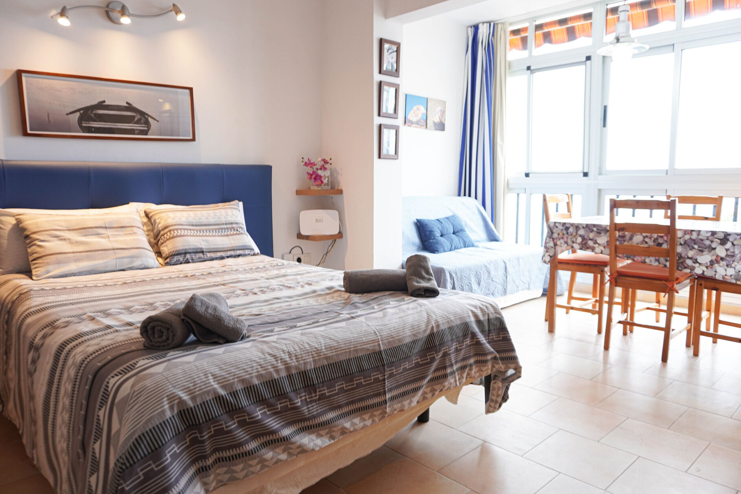 Een strijkplank/strijkijzer, gratis wifi, beddengoed