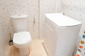 シャワー、ヘアドライヤー、タオル