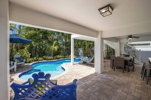 Unclassified image, 4 of 33, button