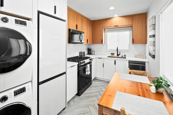 Kühlschrank, Wasserkocher mit Kaffee-/Teezubehör, Hochstuhl