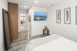 1 bedroom, desk, iron/ironing board, travel crib - Large 1BR with fast WiFi - Pets welcome (San Diego)