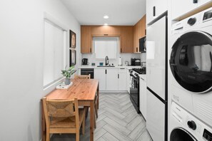 Fridge, microwave, oven, stovetop - Large 1BR with fast WiFi - Pets welcome (San Diego)