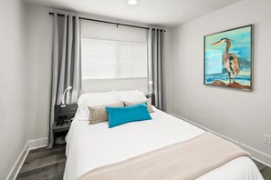 1 soverom, skrivebord, strykejern/-brett og reiseseng for barn