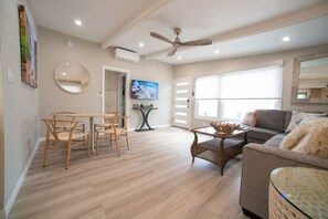 TV - La Jolla Windansea Luxury Apt (San Diego)
