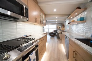 Fridge, microwave, oven, stovetop - La Jolla Windansea Luxury Apt (San Diego)