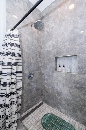 Shower, hair dryer, towels - Japantown, near SJC w/fast wi-fi (San Jose)