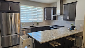 Fridge, microwave, oven, stovetop - Perfect family house. Comfortable, lake community (Calgary)