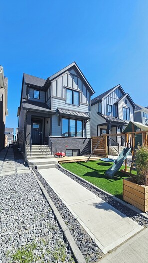 Exterior - Perfect family house. Comfortable, lake community (Calgary)
