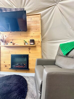 Smart TV, fireplace