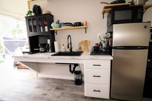 Een koelkast, een microgolfoven, een koffiezetapparaat/waterkoker