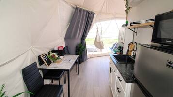 Jääkaappi, mikroaaltouuni, kahvin-/teenkeitin, vedenkeitin