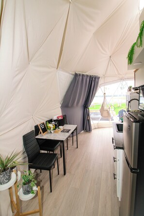 KĂŒhlschrank, Mikrowelle, Wasserkocher mit Kaffee-/Teezubehör