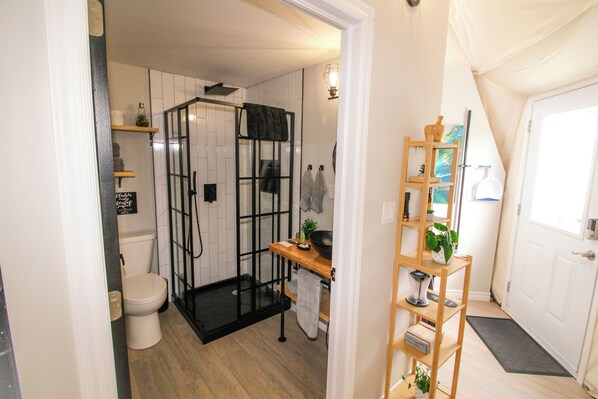 Dusj, hårføner og håndklær