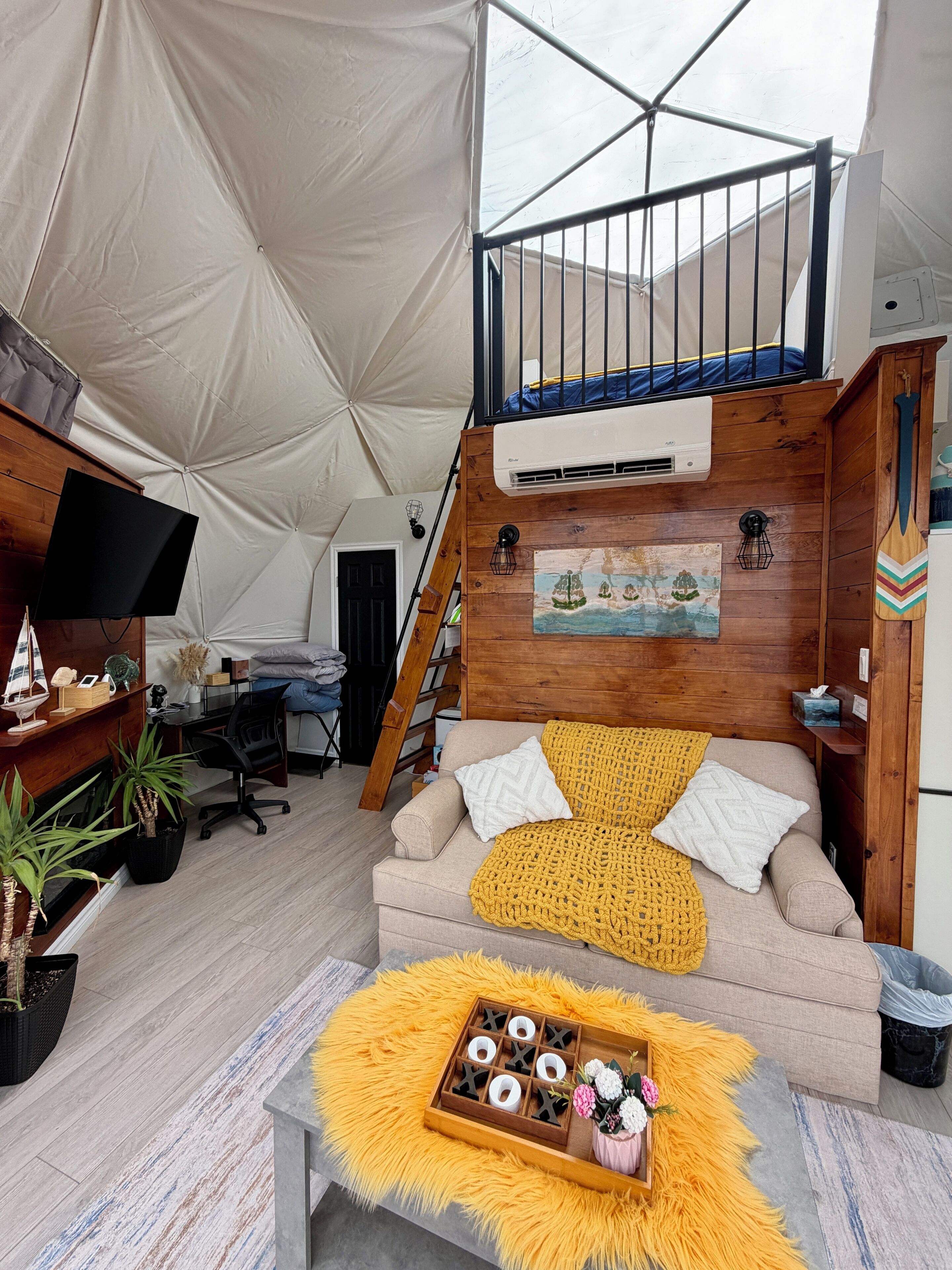 Smart TV, chimenea y oficina 