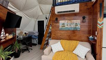 Smart TV, chimenea y oficina