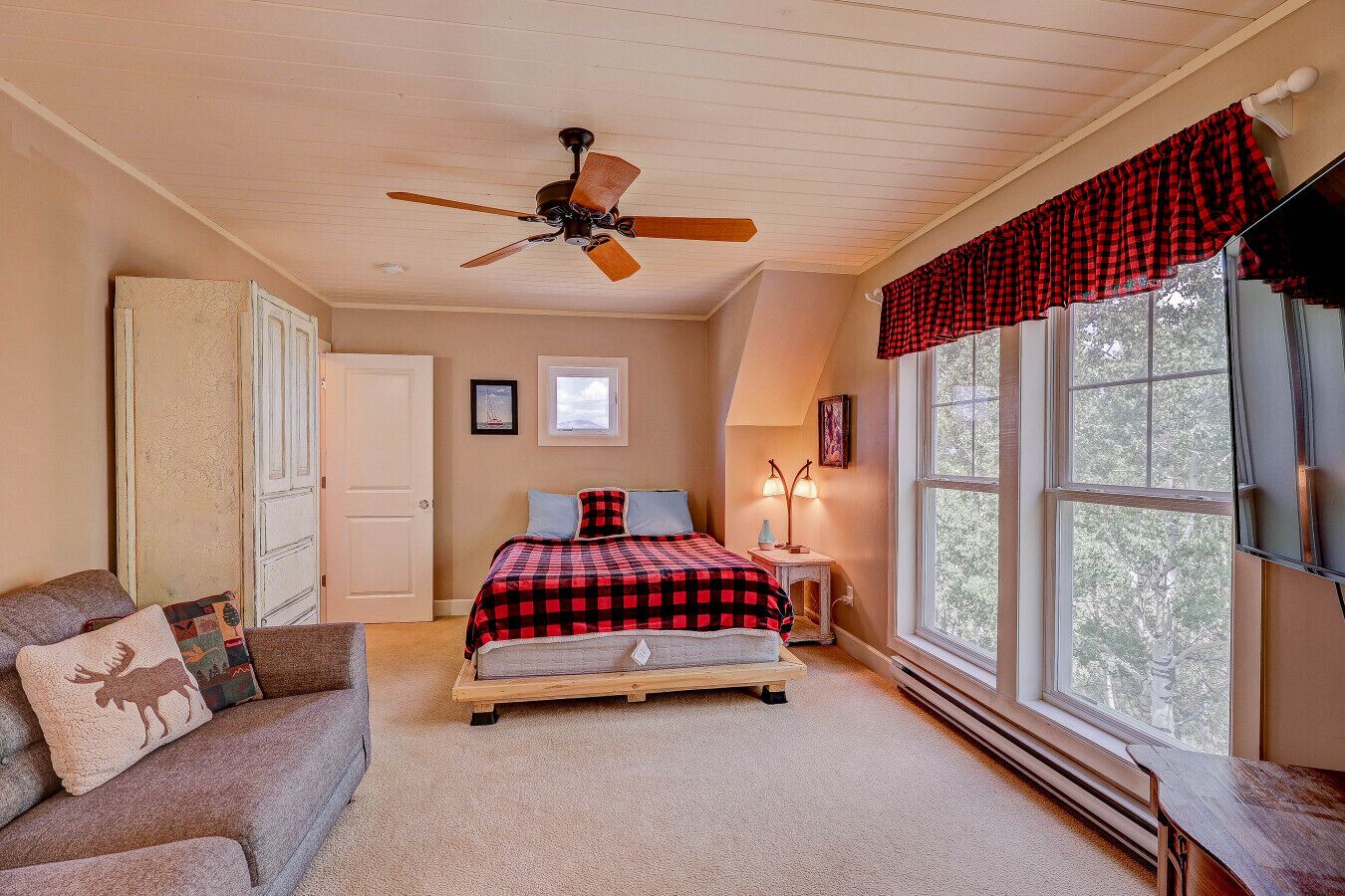 3 habitaciones, escritorio, tabla de planchar con plancha y wifi 