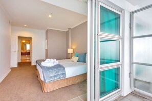 2 habitaciones, escritorio, tabla de planchar con plancha y wifi 