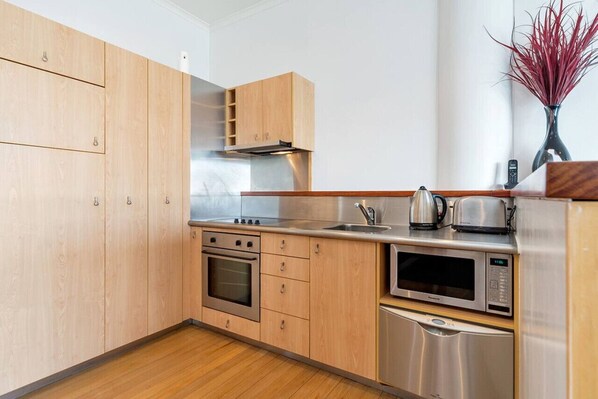 Mikrobølgeovn, ovn, kogeplade, opvaskemaskine