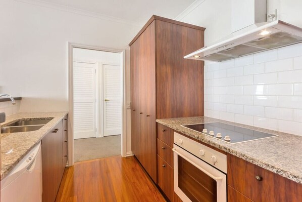 冷蔵庫、電子レンジ、オーブン、コンロ