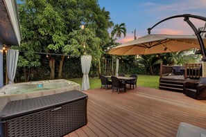 Outdoor dining - Cozy Lake Retreat: Private Hot Tub, Near Beaches (Lake Worth)