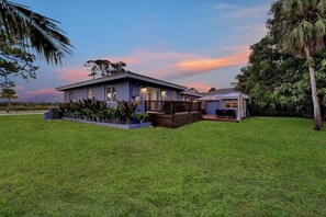 Exterior - Cozy Lake Retreat: Private Hot Tub, Near Beaches (Lake Worth)