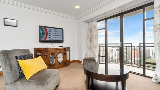 Living area - Level 25 1 Bed with Marble Lined Bath City Views (Auckland)