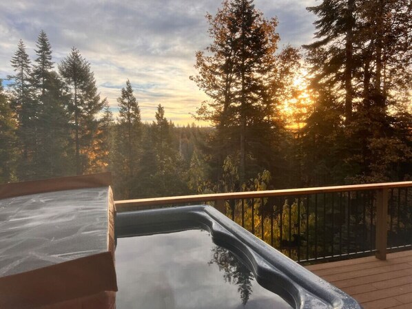 Outdoor spa tub - Escape to the Woods, Lux & Fun! (Alta)