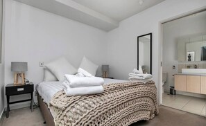 1 slaapkamer, een strijkplank/strijkijzer, wifi, beddengoed
