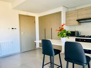 Frigorífico, microondas, horno y placa de cocina